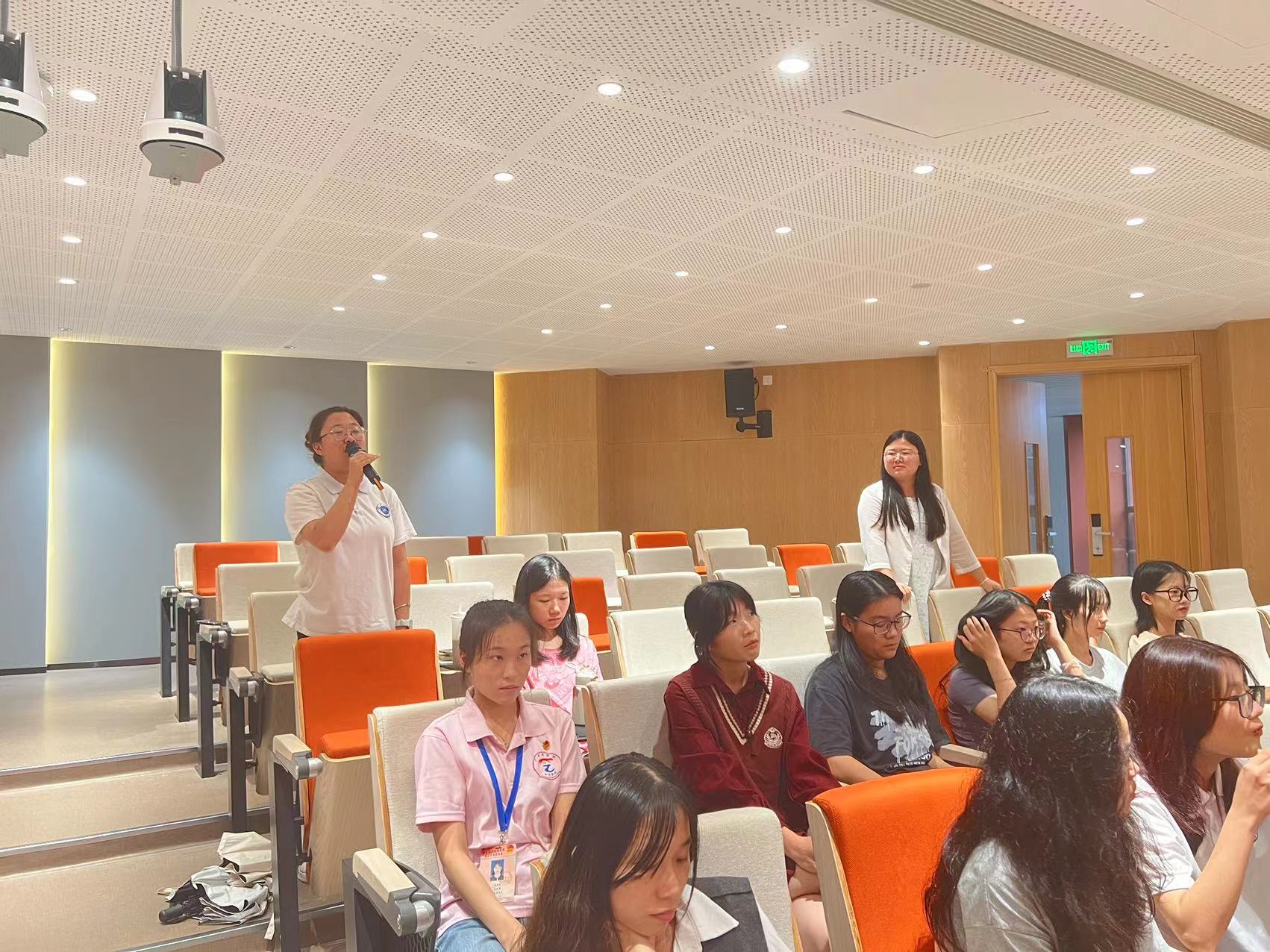 学生提问.jpg