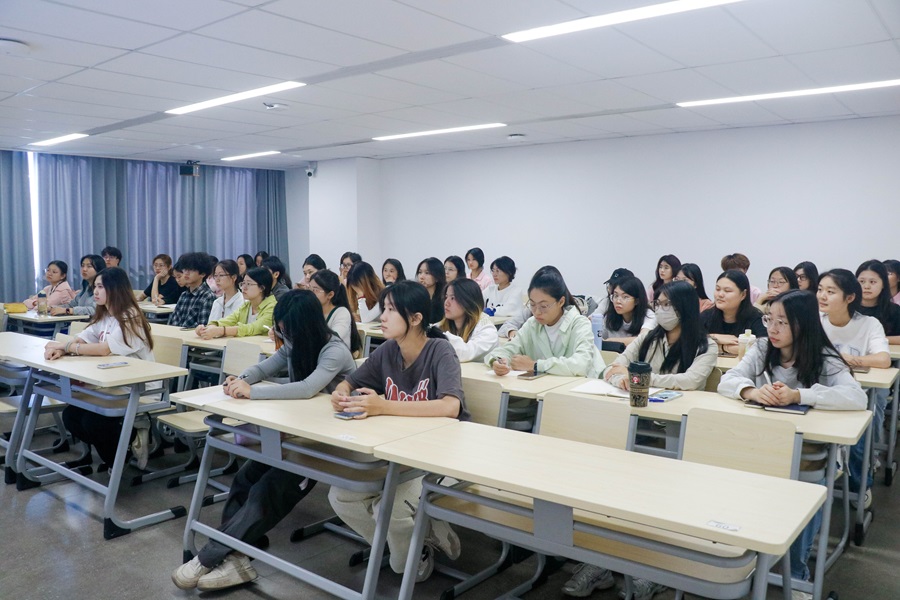 各班学委认真聆听.jpg