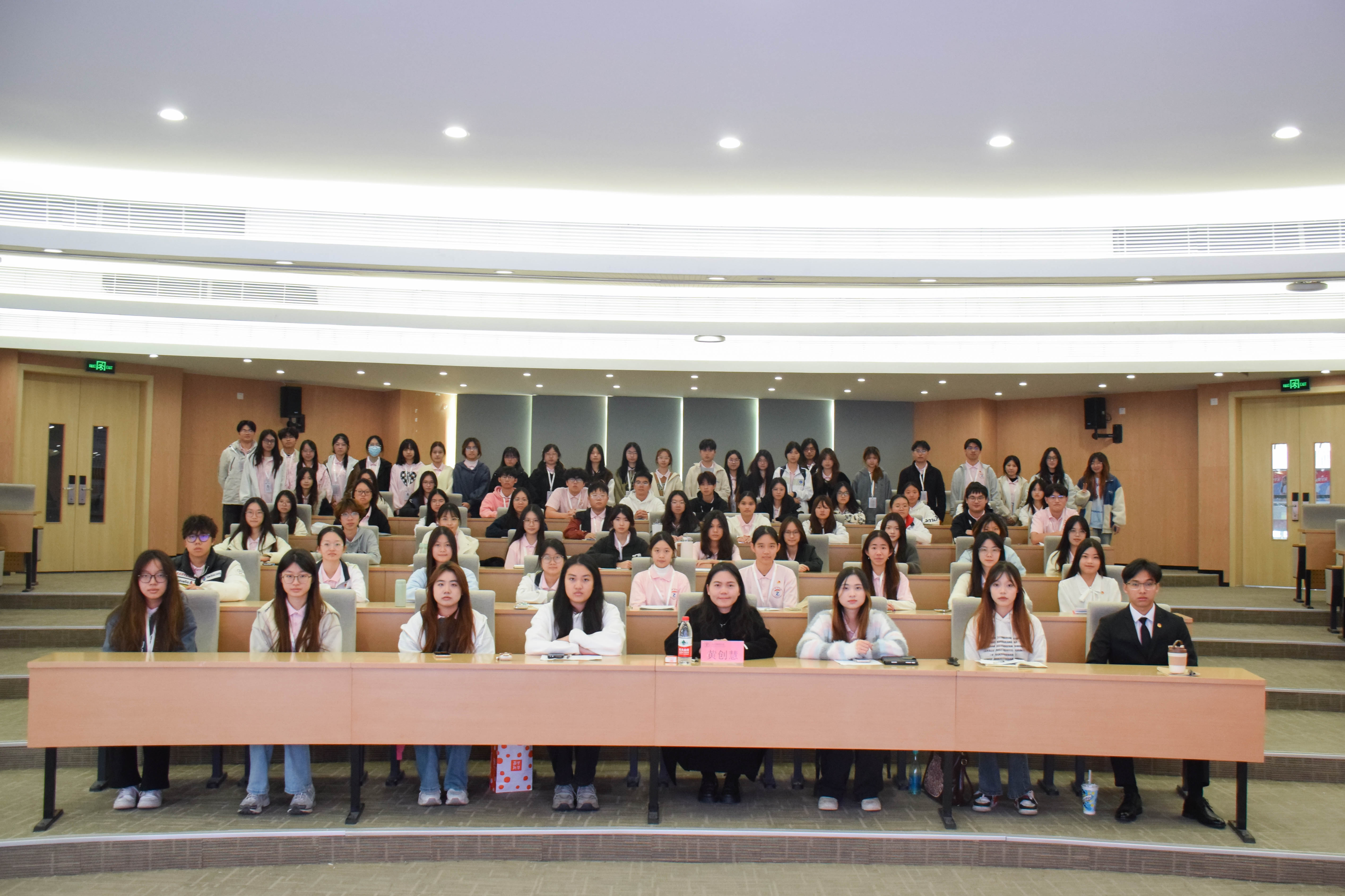 Beat365中文官方网站学生会全体成员合照.jpg