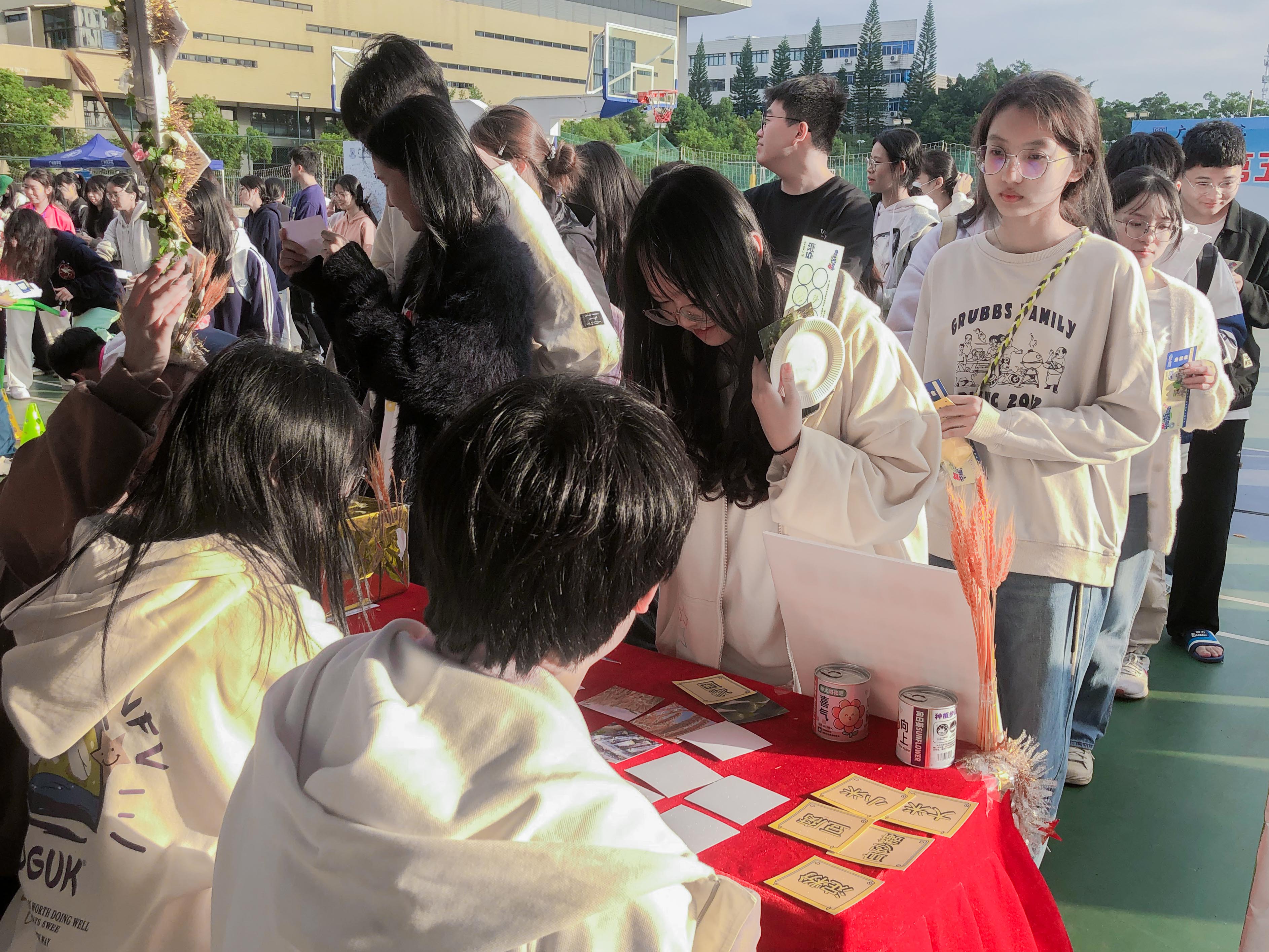 同学们参与游园会游戏.jpg