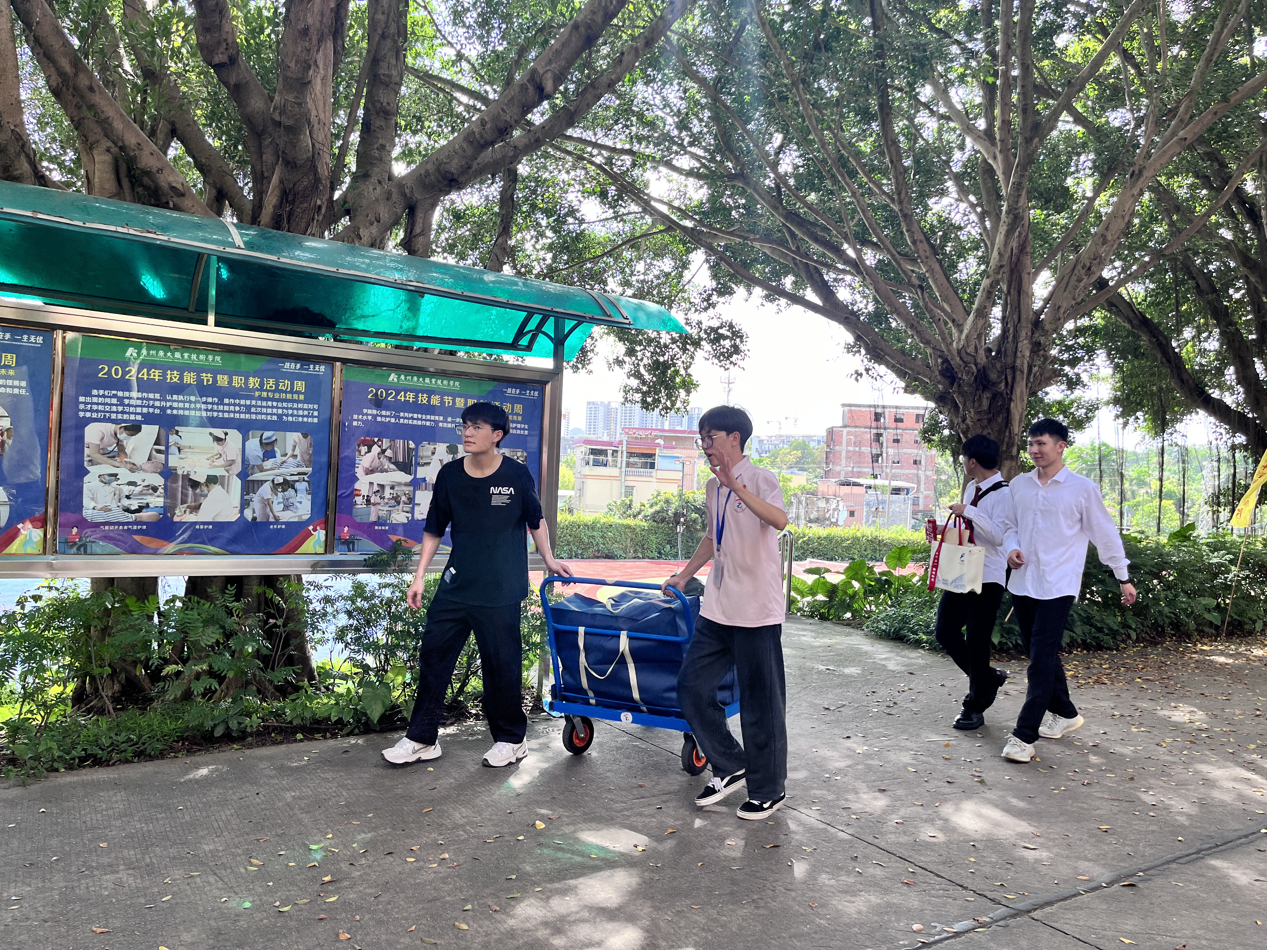 志愿者协助毕业生搬运行李.jpg