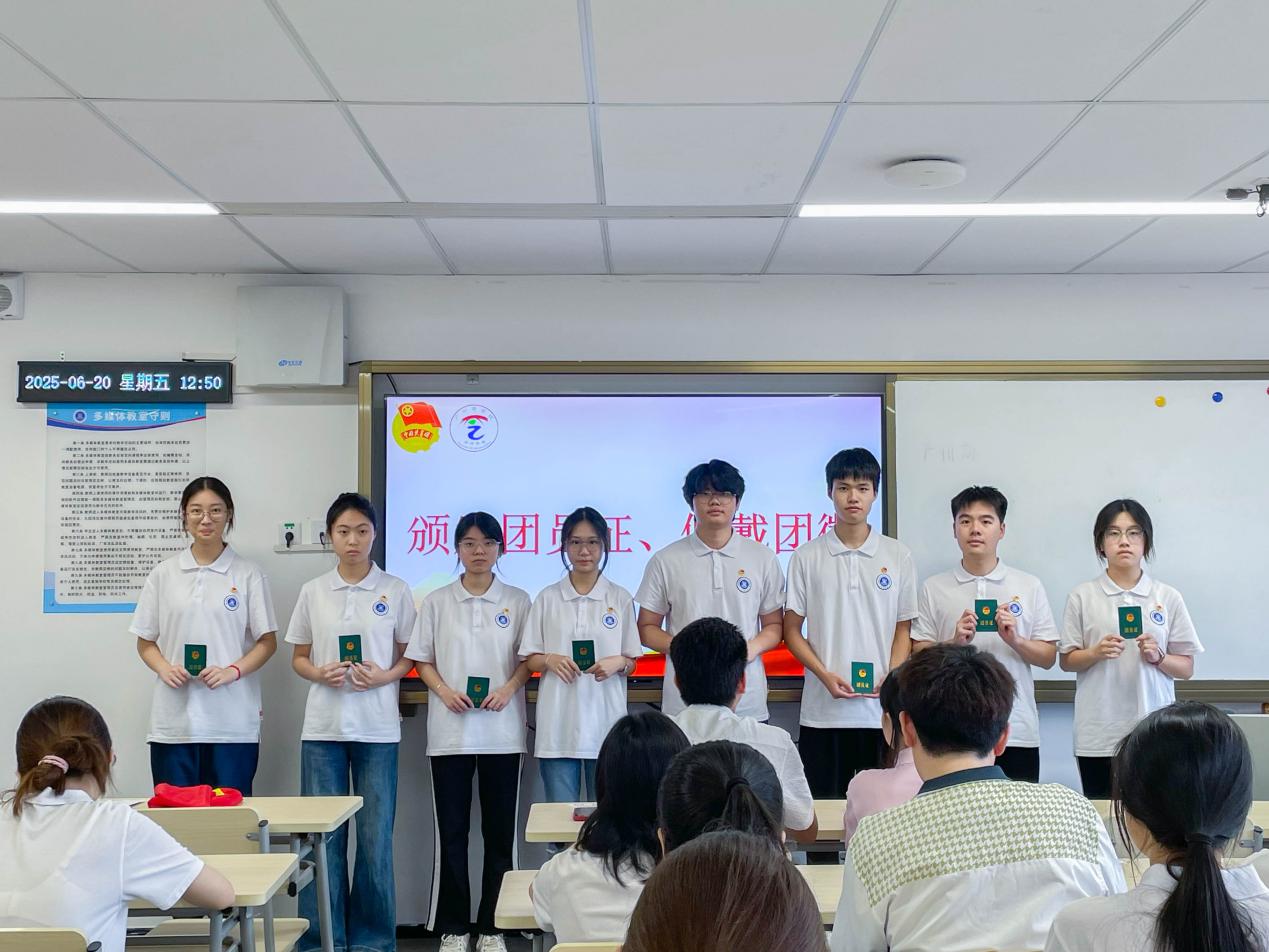 （一）颁发团员证、佩戴团徽.jpg