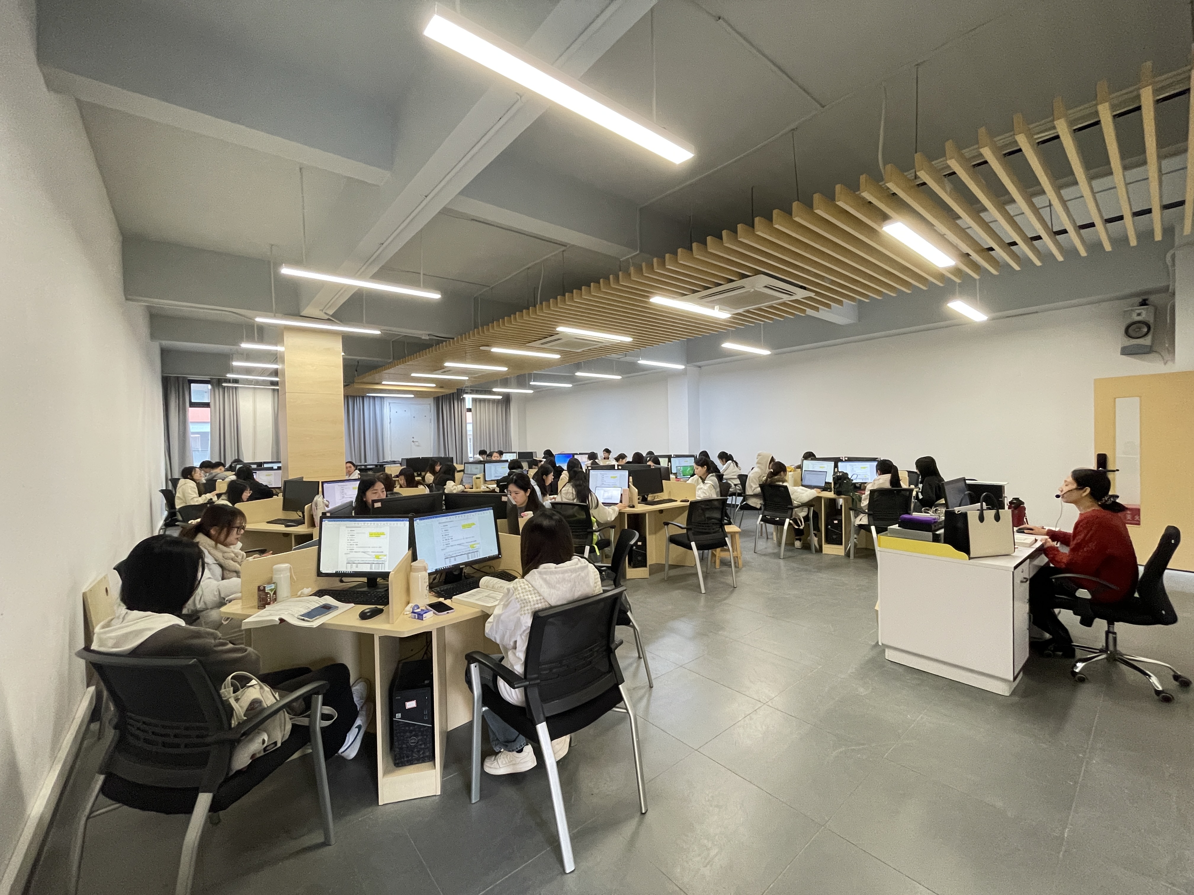学生在1教407上《会计信息系统》课1.jpg