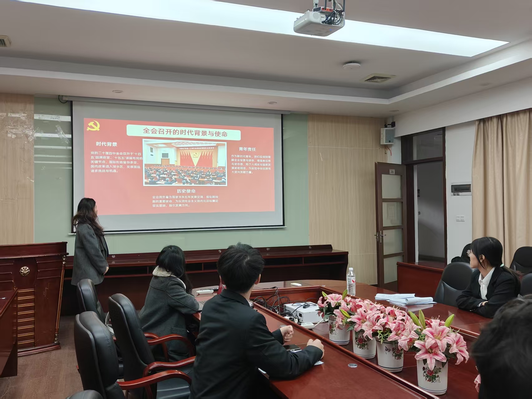2.支部书记解读全会召开的时代背景.jpg