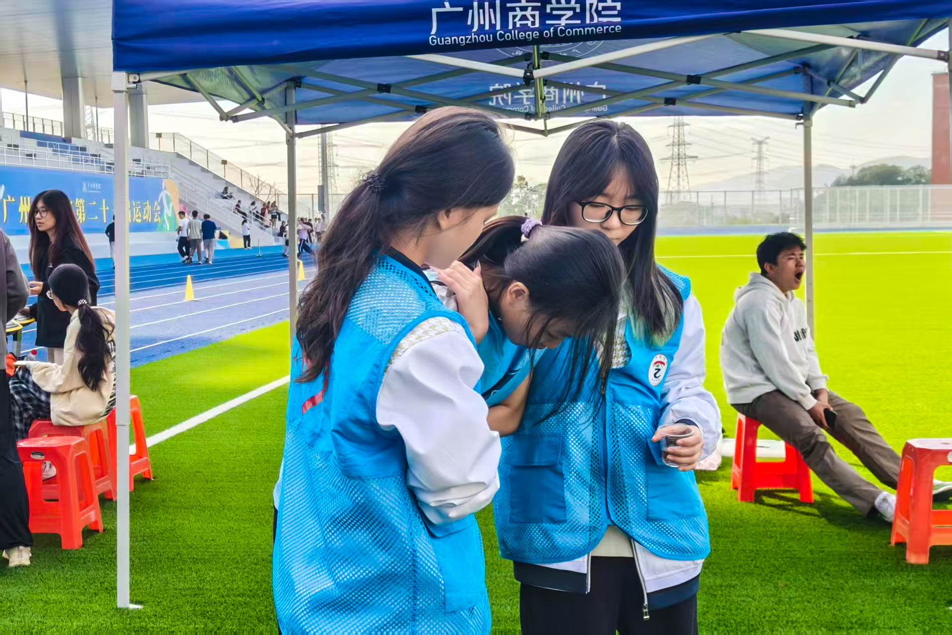 志愿者协助同学照片.png