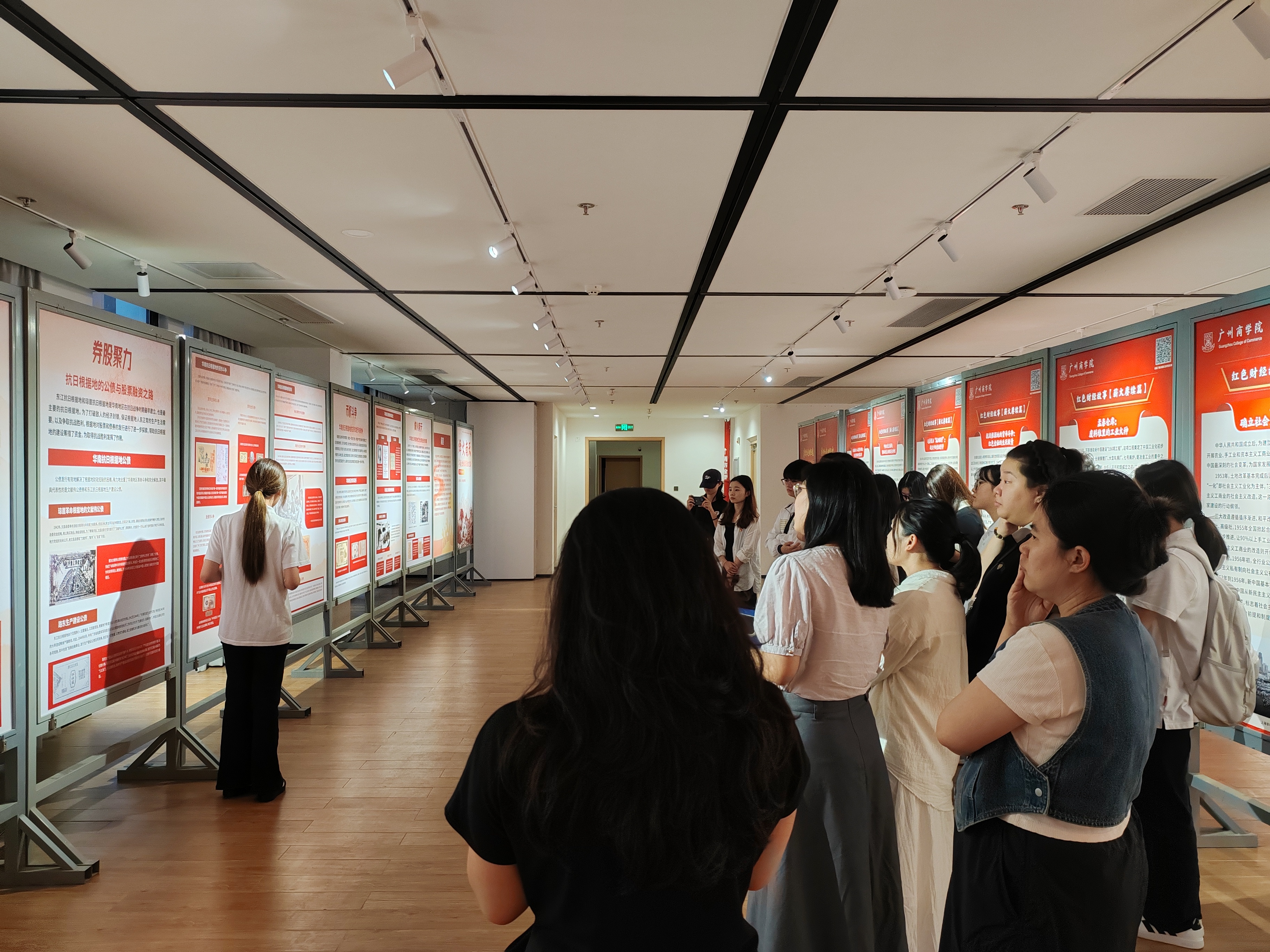 图3.组织党支部成员参观红色财经文化主题展.jpg